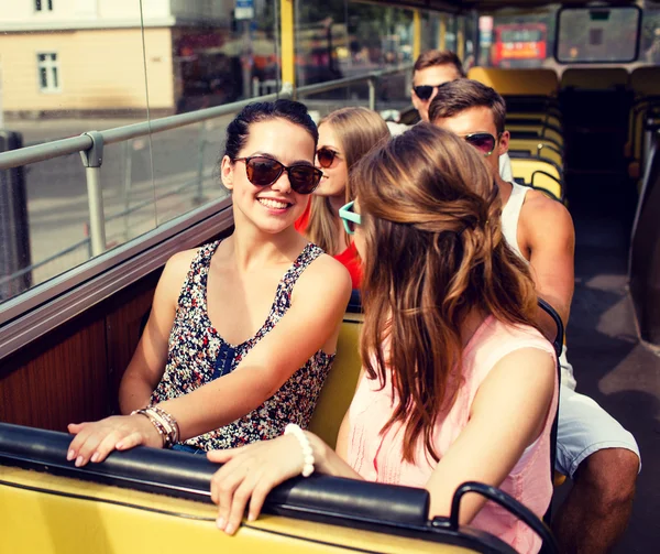 Gruppo di amici sorridenti che viaggiano in autobus turistico — Foto Stock