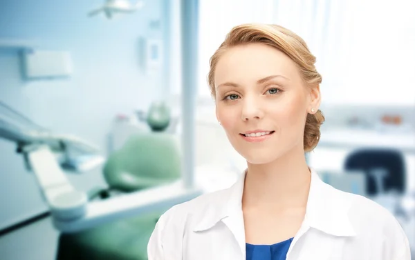 Feliz joven dentista con herramientas — Foto de Stock