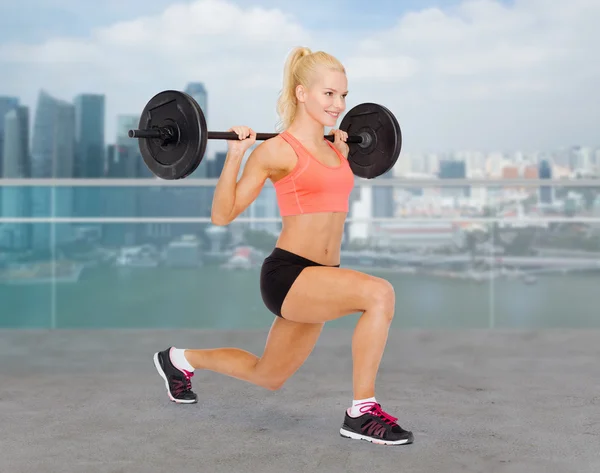 Mulher desportiva exercendo com barbell — Fotografia de Stock