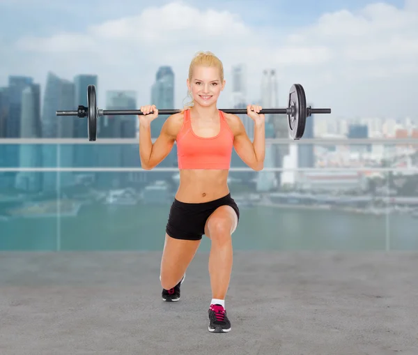 Mujer deportista haciendo ejercicio con barbell —  Fotos de Stock