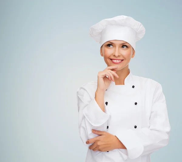 Lachende vrouwelijke chef-kok dromen — Stockfoto