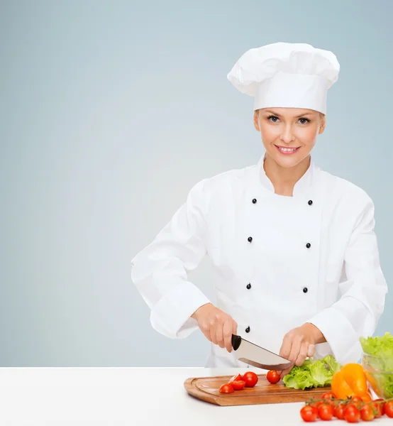 Chef sorridente che taglia verdure — Foto Stock
