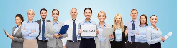 Grupo de empresários felizes segurando contrato — Fotografia de Stock