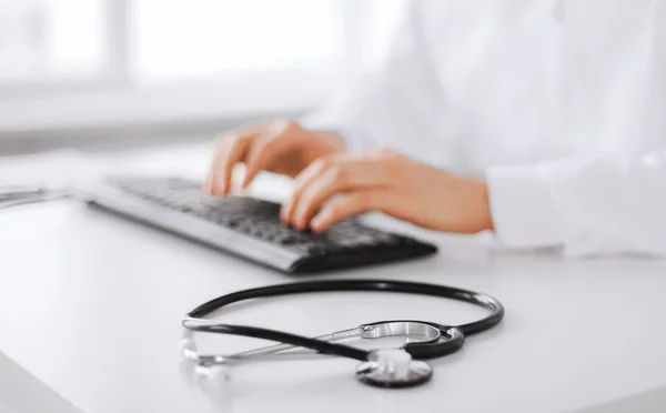 Male doctor typing on the keyboard — Stock Photo, Image