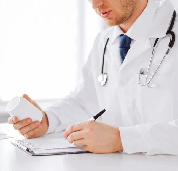 Male doctor with capsules — Stock Photo, Image