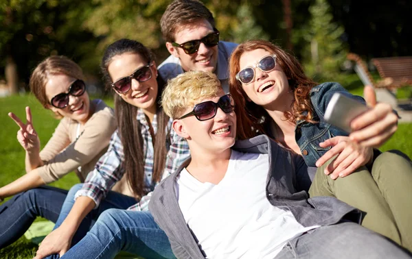 Estudantes ou adolescentes com smartphone no campus — Fotografia de Stock