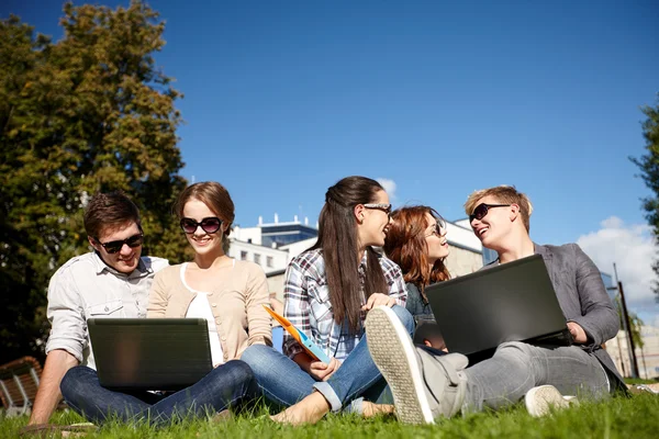 Studenten of tieners met laptopcomputers — Stockfoto