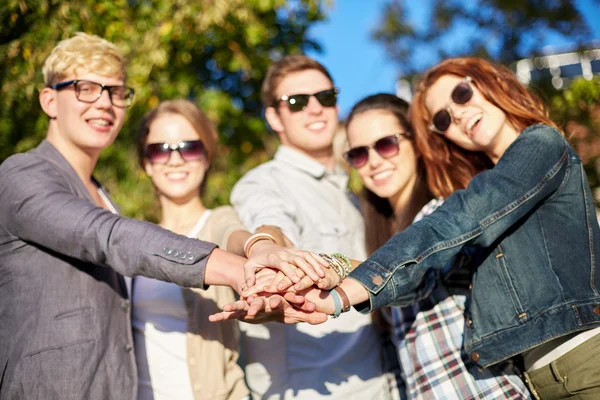 Gros plan d'amis adolescents avec les mains sur le dessus — Photo