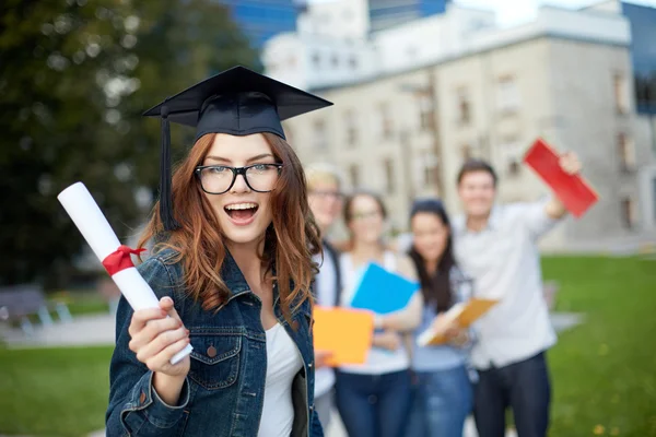 Groep lachende studenten met diploma en mappen — Stockfoto