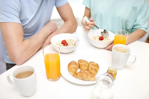 Close up of couple having breakfast at home — Stock Photo, Image