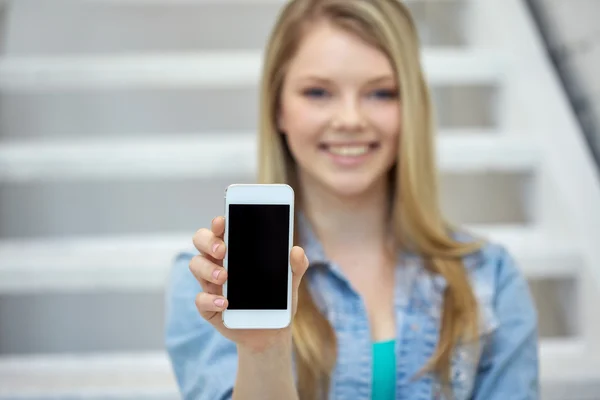 Närbild på happy tonårig flicka visar smartphone — Stockfoto