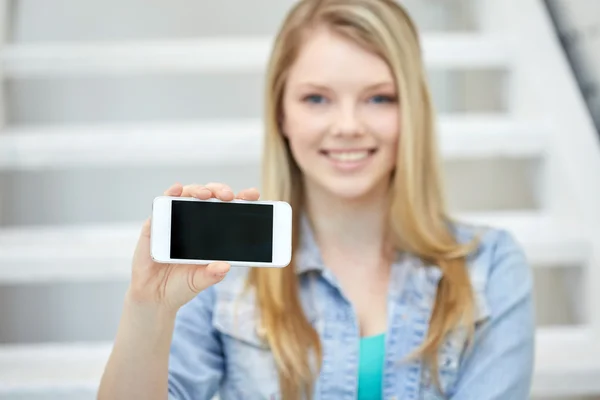 Närbild på happy tonårig flicka visar smartphone — Stockfoto