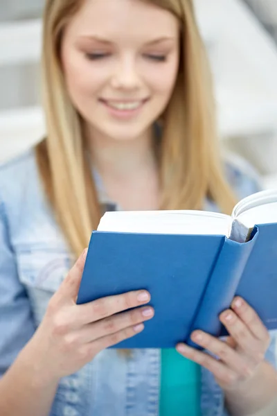 Close up van jonge vrouw leesboek op school — Stockfoto