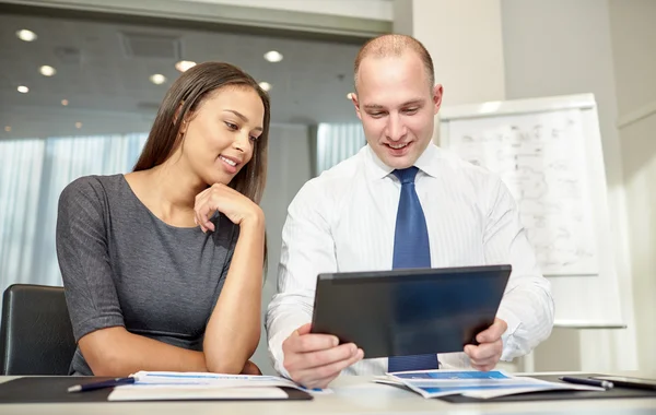 Hommes d'affaires souriants avec tablette PC dans le bureau — Photo