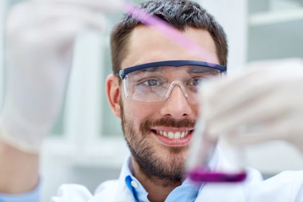 Giovane scienziato che effettua test o ricerche in laboratorio — Foto Stock