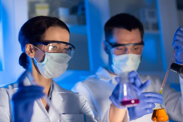 Perto de cientistas que fazem testes em laboratório — Fotografia de Stock