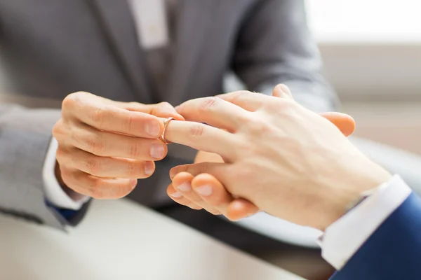 Zblízka mužské homosexuální pár rukou a snubní prsten — Stock fotografie