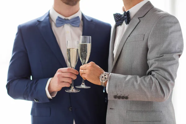 男同性恋夫妇戴着香槟酒眼镜的亲密接触 — 图库照片