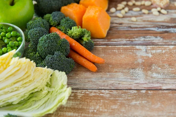 Close up of ripe vegetables on wooden table — Stock Photo, Image