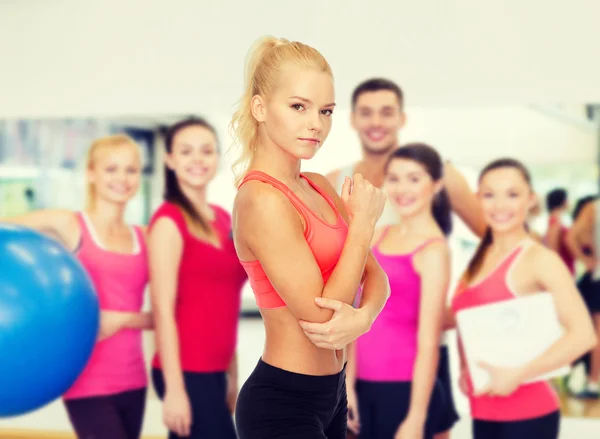 Sportieve vrouw met pijn in elleboog — Stockfoto