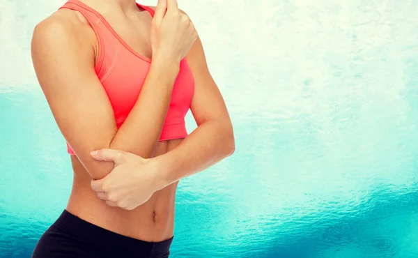 Mujer deportiva con dolor en el codo — Foto de Stock