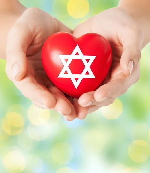 Close up of hands holding heart with jewish star — Stock Photo, Image