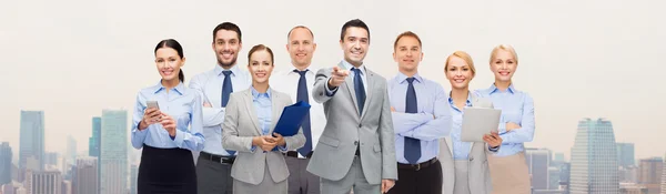 Gruppe glücklicher Geschäftsleute, die auf Sie zeigen — Stockfoto