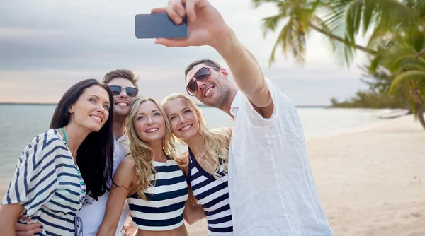 Amigos en la playa tomando selfie con smartphone — Foto de Stock