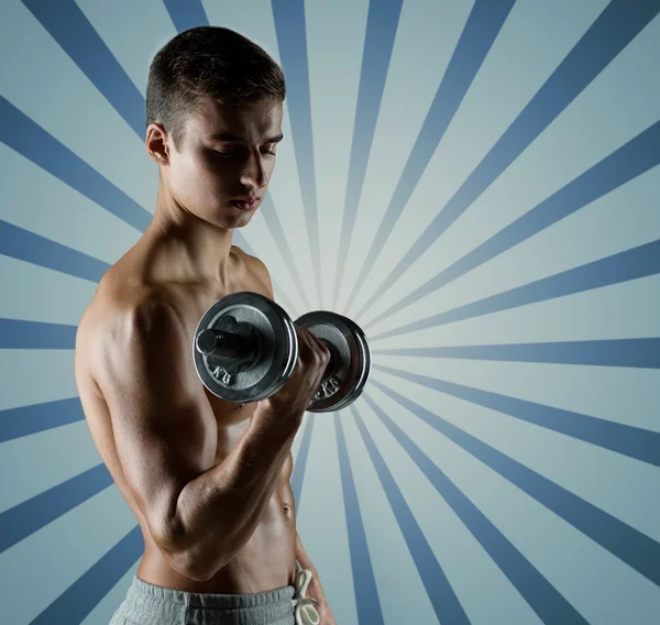 Jeune homme avec haltère flexion biceps — Photo