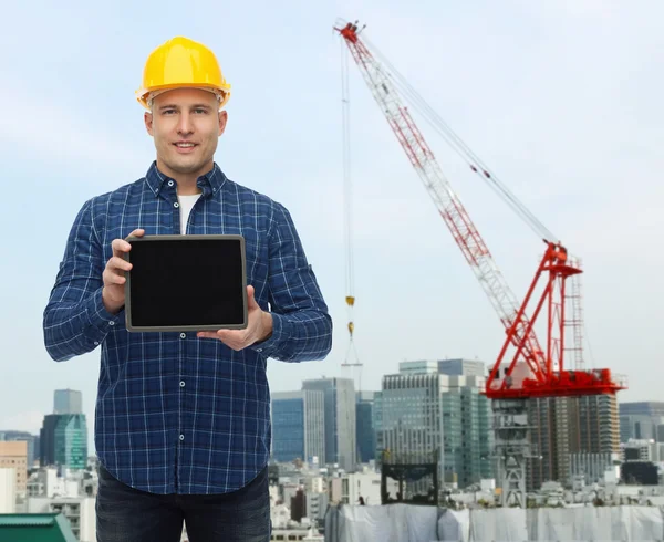 Sorridente construtor masculino no capacete com tablet pc — Fotografia de Stock