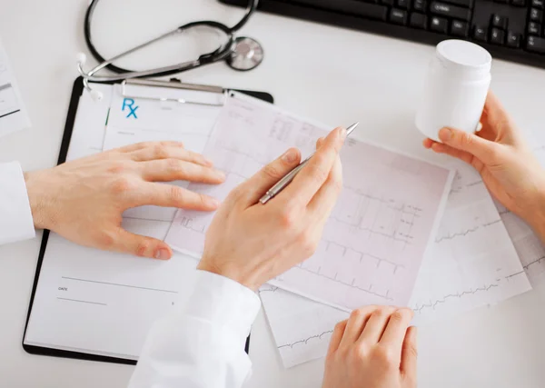 Dos médicos recetan medicamentos — Foto de Stock