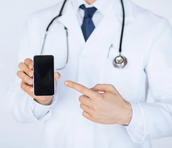 스마트폰에서 가리키는 의사 — 스톡 사진