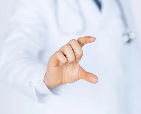 Αρσενικό γιατρός κάτι κρατώντας στο χέρι του — Φωτογραφία Αρχείου