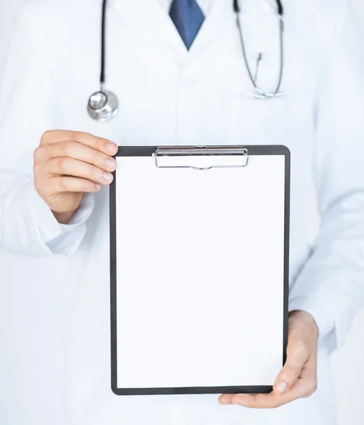 Doktor holding boş beyaz kağıt — Stok fotoğraf
