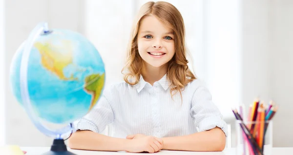 Schülerin mit Globus in der Schule — Stockfoto