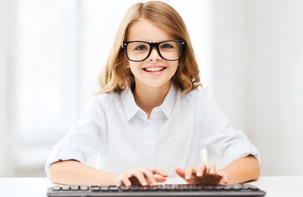 Estudante menina com teclado — Fotografia de Stock