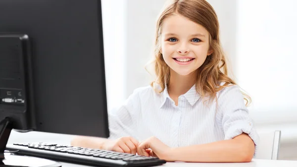 Estudiante chica con computadora en la escuela — Foto de Stock