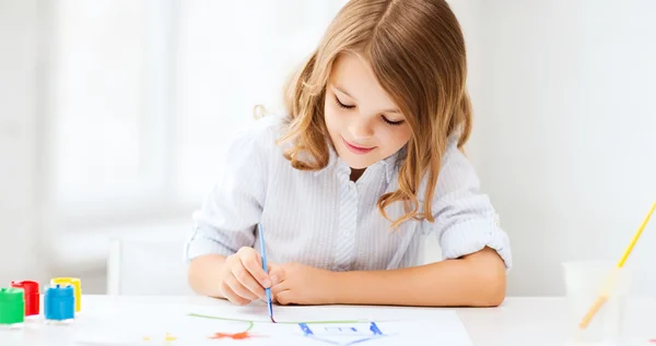 Pequena menina pintura na escola — Fotografia de Stock