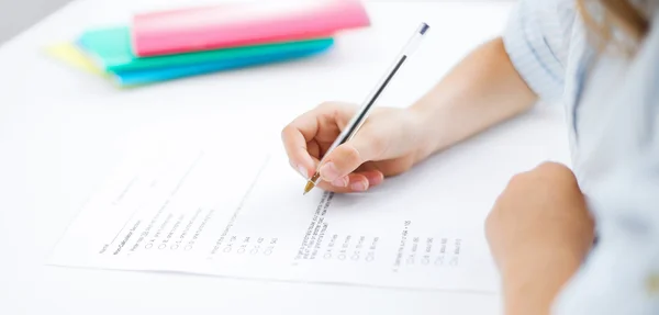 Little girl taking test — Stock Photo, Image