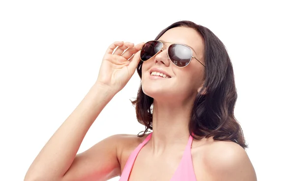 Szczęśliwa kobieta w okulary i strój kąpielowy — Zdjęcie stockowe