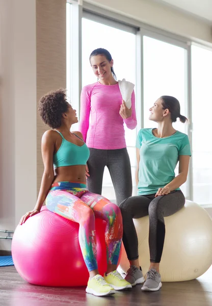 Grupp leende kvinnor med träningsbollar i gym — Stockfoto