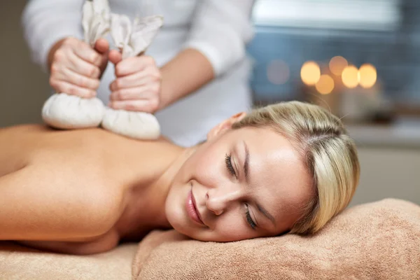 Close up de mulher deitada na mesa de massagem no spa — Fotografia de Stock