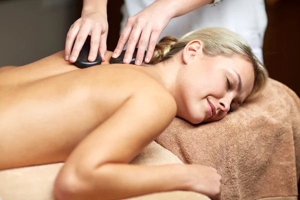 Close up de mulher fazendo massagem de pedra quente no spa — Fotografia de Stock