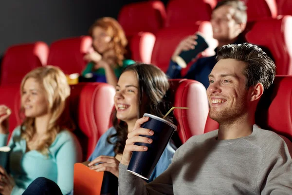 Gelukkig vrienden kijken film in theater — Stockfoto