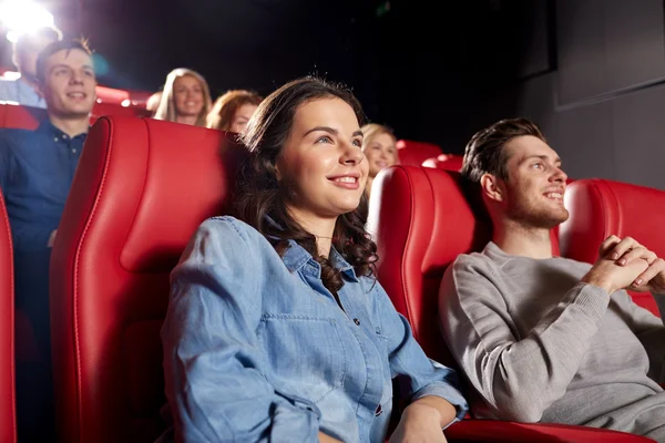 Amigos felizes assistindo filme no teatro — Fotografia de Stock