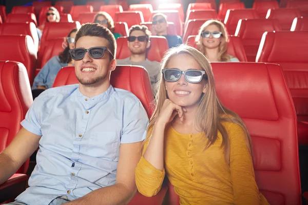 Amigos felices viendo la película en el teatro 3d — Foto de Stock