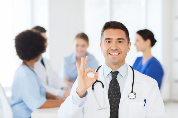 Medico felice sopra gruppo di medici in ospedale — Foto Stock
