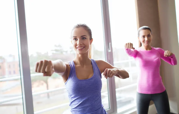 Mutlu kadın spor salonunda egzersiz grubu — Stok fotoğraf