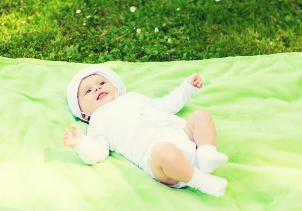 Sonriente bebé acostado en el suelo y mirando hacia arriba — Foto de Stock