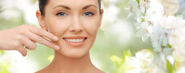 Faccia e mano di donna sorridente sul giardino estivo — Foto Stock